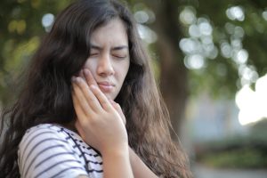 Girl with a toothache in Eagle needs emergency dentist